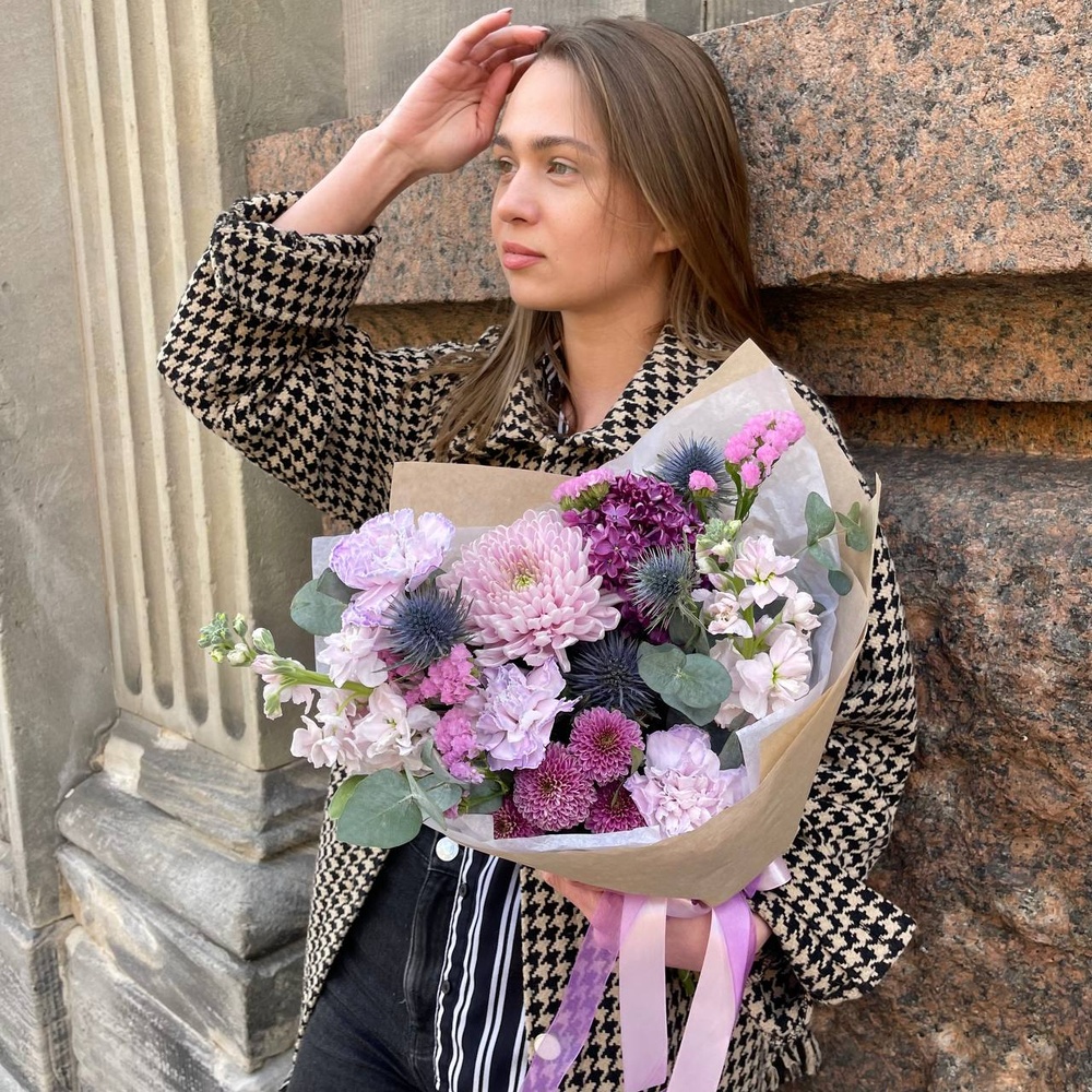 В сиреневую даль: ароматная маттиола, экзотический эрингиум и другие цветы + аквабокс и коробка-переноска