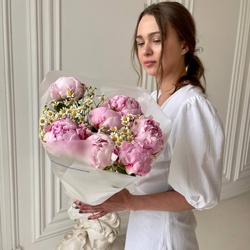 Букет «Монте-Карло: розовые пионы и ромашки» Букет «Монте-Карло: розовые пионы и ромашки»