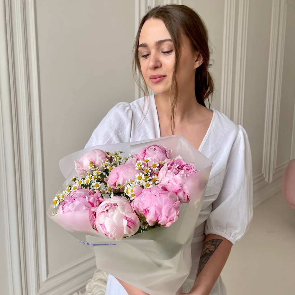 Монте-Карло: розовые пионы и ромашки