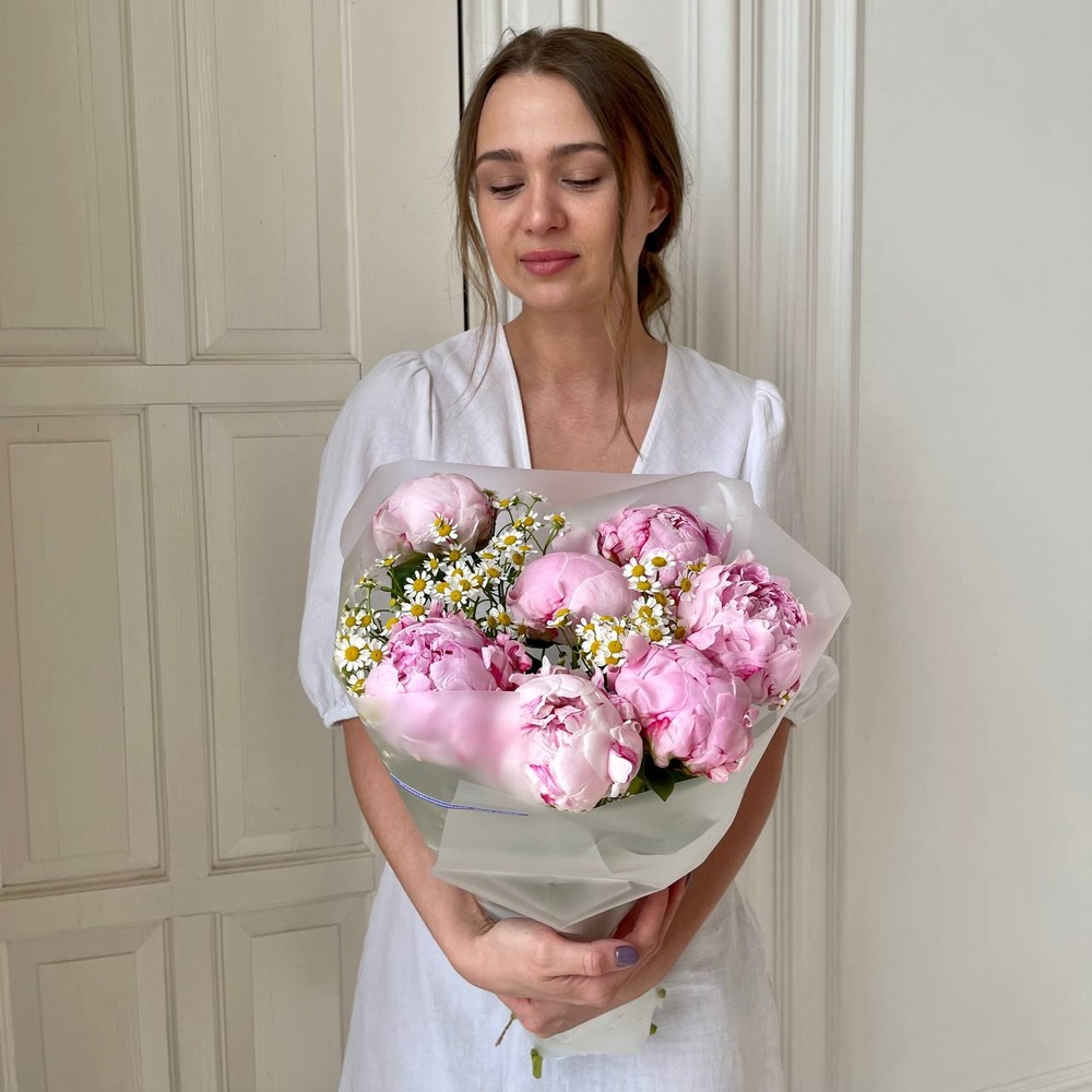 Монте-Карло: розовые пионы и ромашки