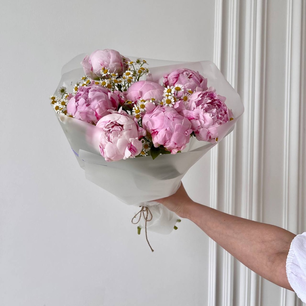 Монте-Карло: розовые пионы и ромашки