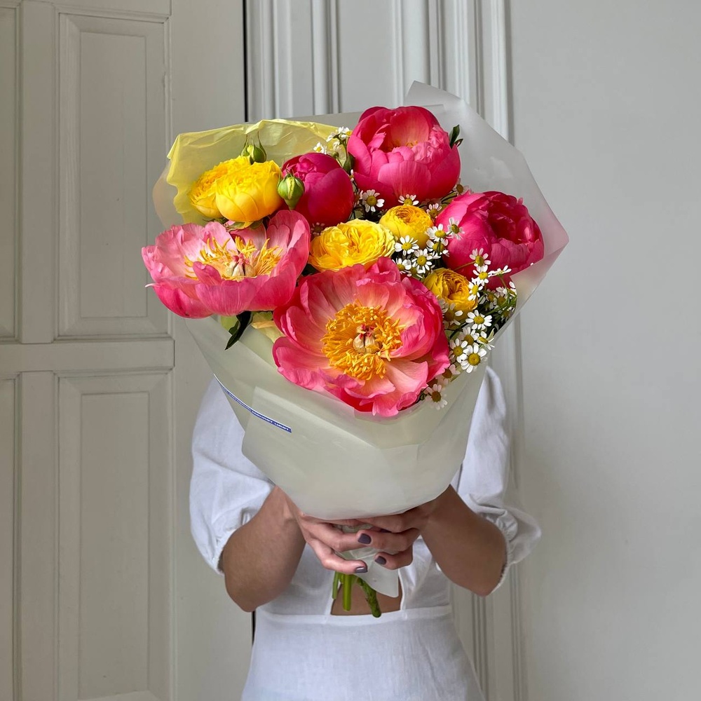 Рен-ле-Шато: коралловые пионы и пионовидная роза