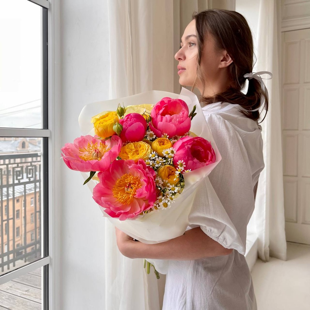 Рен-ле-Шато: коралловые пионы и пионовидная роза