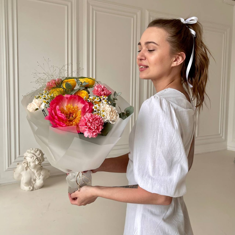 Палермо: пионы, пионовидная роза и другие цветы