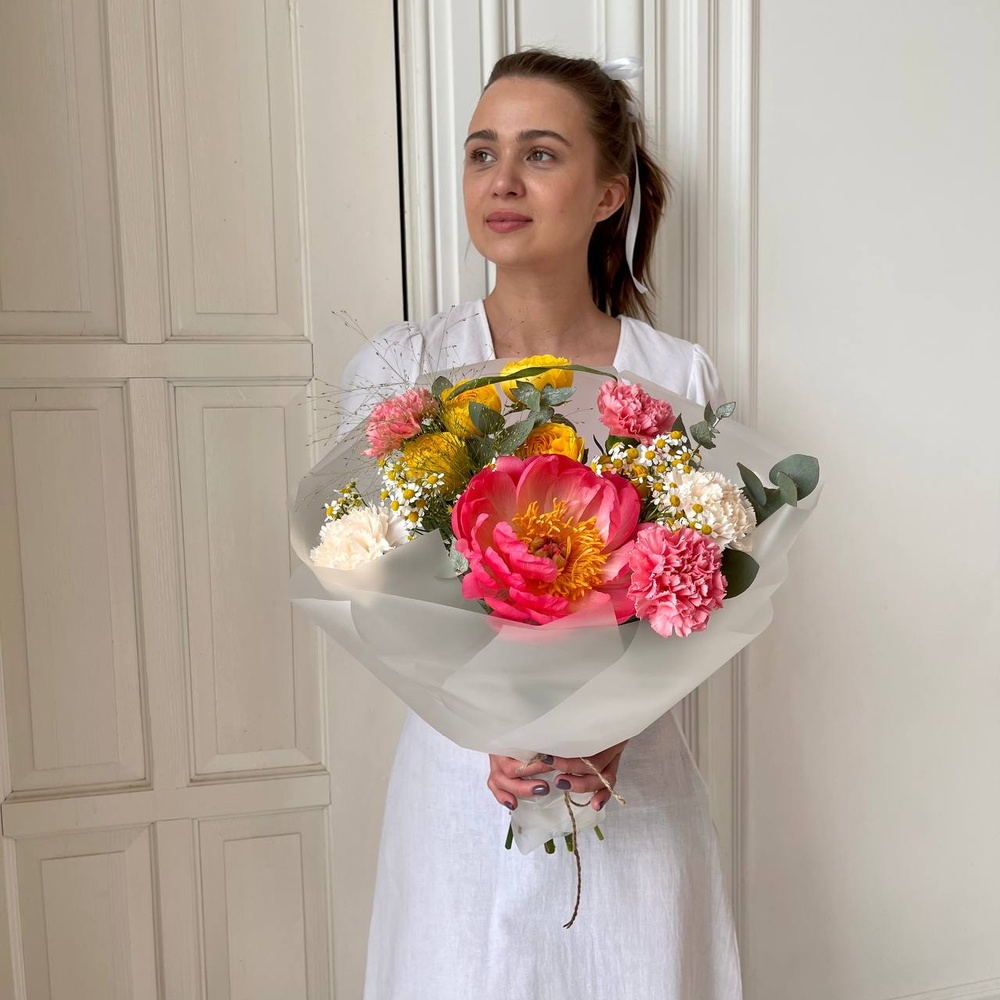 Палермо: пионы, пионовидная роза и другие цветы