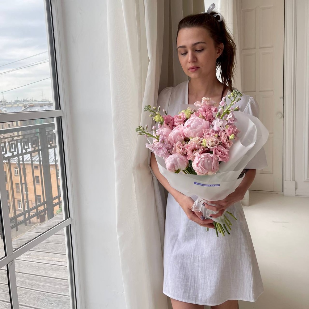 Кимберли: пионы, маттиола и ажурная эустома