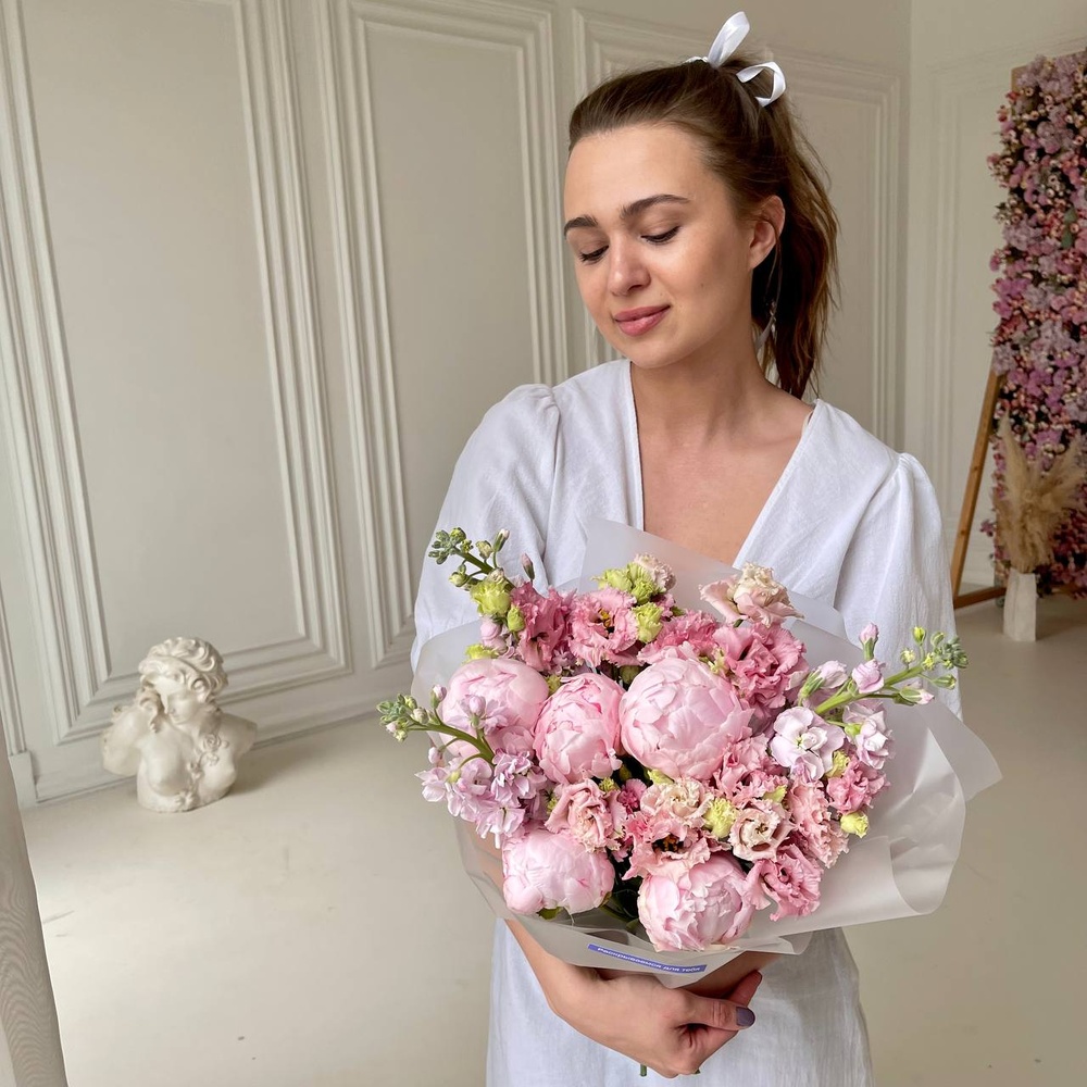 Кимберли: пионы, маттиола и ажурная эустома в Санкт-Петербурге