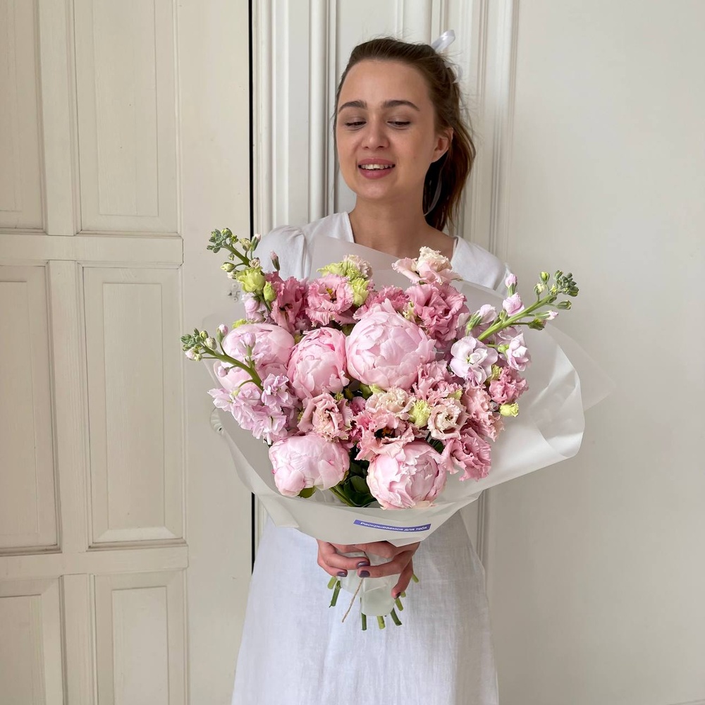 Кимберли: пионы, маттиола и ажурная эустома