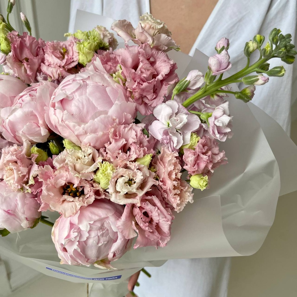 Кимберли: пионы, маттиола и ажурная эустома