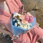 Рассвет у моря: персиковые гвоздики, кружевной лизиантус, белая гербера - Фотография 3