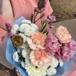 Рассвет у моря: персиковые гвоздики, кружевной лизиантус, белая гербера - Фотография 5