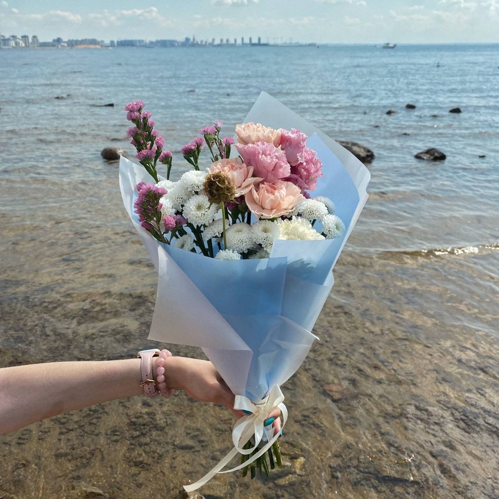 Рассвет у моря: персиковые гвоздики, кружевной лизиантус, белая гербера