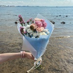 Рассвет у моря: персиковые гвоздики, кружевной лизиантус, белая гербера - Фотография 4