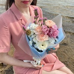 Рассвет у моря: персиковые гвоздики, кружевной лизиантус, белая гербера - Фотография 6