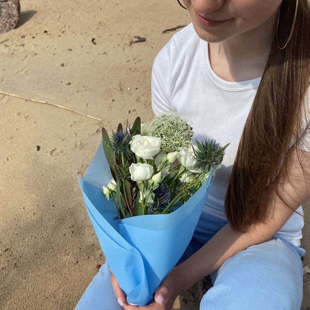 Морской ёж: аллиум, кустовая роза, леукадендрон