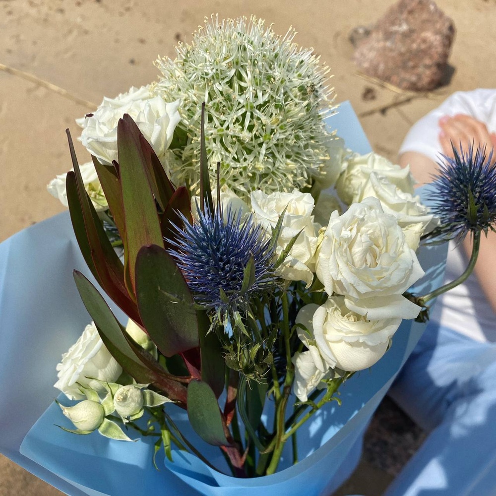 Морской ёж: аллиум, кустовая роза, леукадендрон