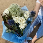 Морской еж: аллиум, кустовая роза, леукадендрон - Фотография 7