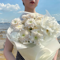 Букет «Морская пена: кустовая хризантема, воздушный пион и кружевная гвоздика» Букет «Морская пена: кустовая хризантема, воздушный пион и кружевная гвоздика»