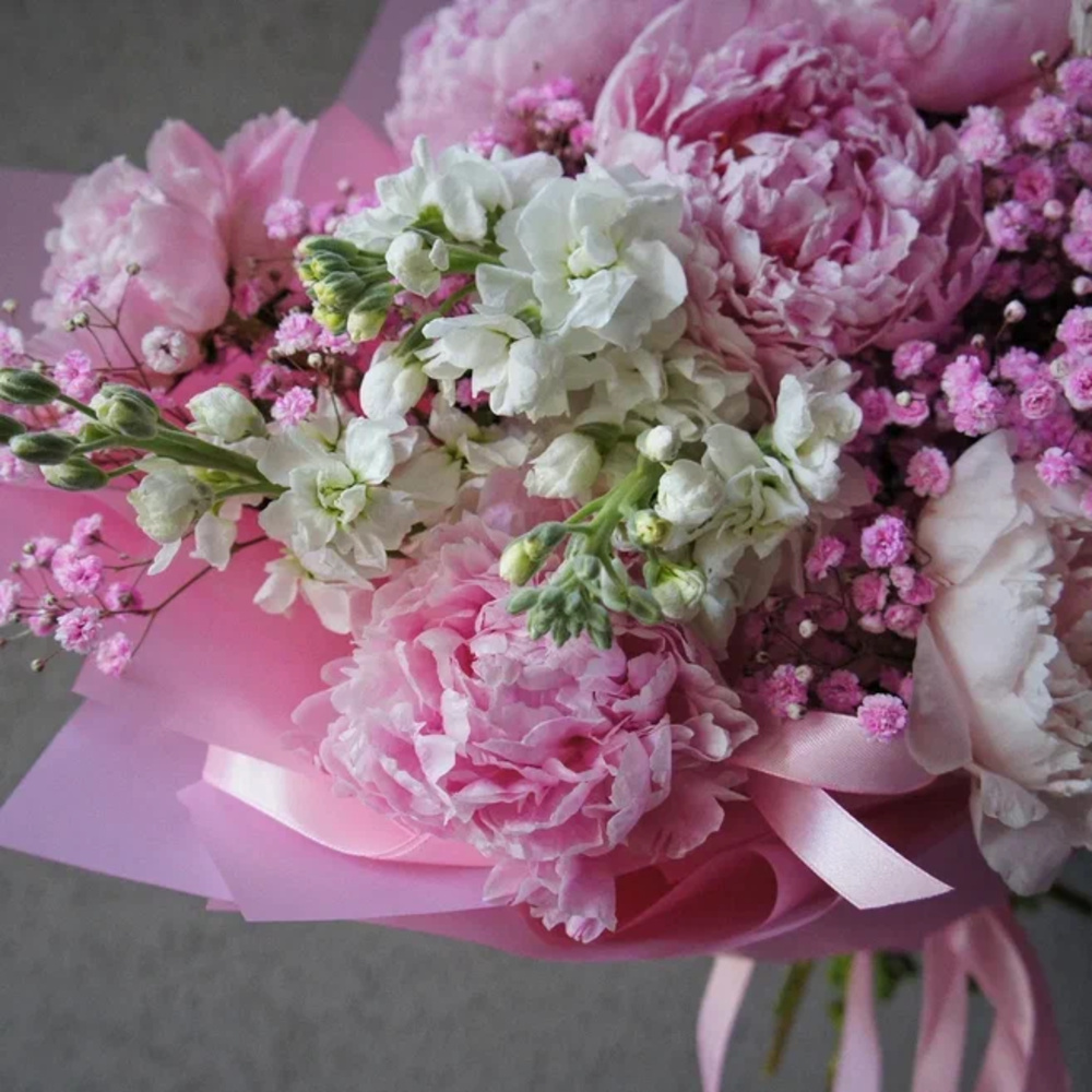 Открой Меня: букет густомахровых пионов, фактурной маттиолы и розовых соцветий