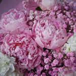 Открой Меня: букет густомахровых пионов, фактурной маттиолы и розовых соцветий в Санкт-Петербурге - Фотография 4