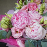 Цветы Горного Сада: дуо-букет густомахровых пионов и кружевной эустомы с доставкой в Санкт-Петербурге - Фотография 2