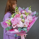 Цветы Горного Сада: дуо-букет густомахровых пионов и кружевной эустомы с доставкой в Санкт-Петербурге - Фотография 1