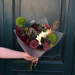 Затерянный оазис: стойкий букет с диантусами, фрезией и сухоцветами с доставкой по СПб - Фотография 2