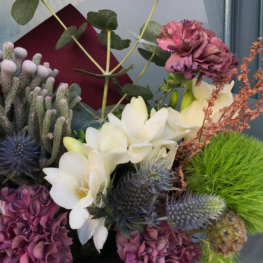 Затерянный оазис: стойкий букет с диантусами, фрезией и сухоцветами