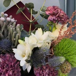 Затерянный оазис: стойкий букет с диантусами, фрезией и сухоцветами с доставкой по СПб - Фотография 6