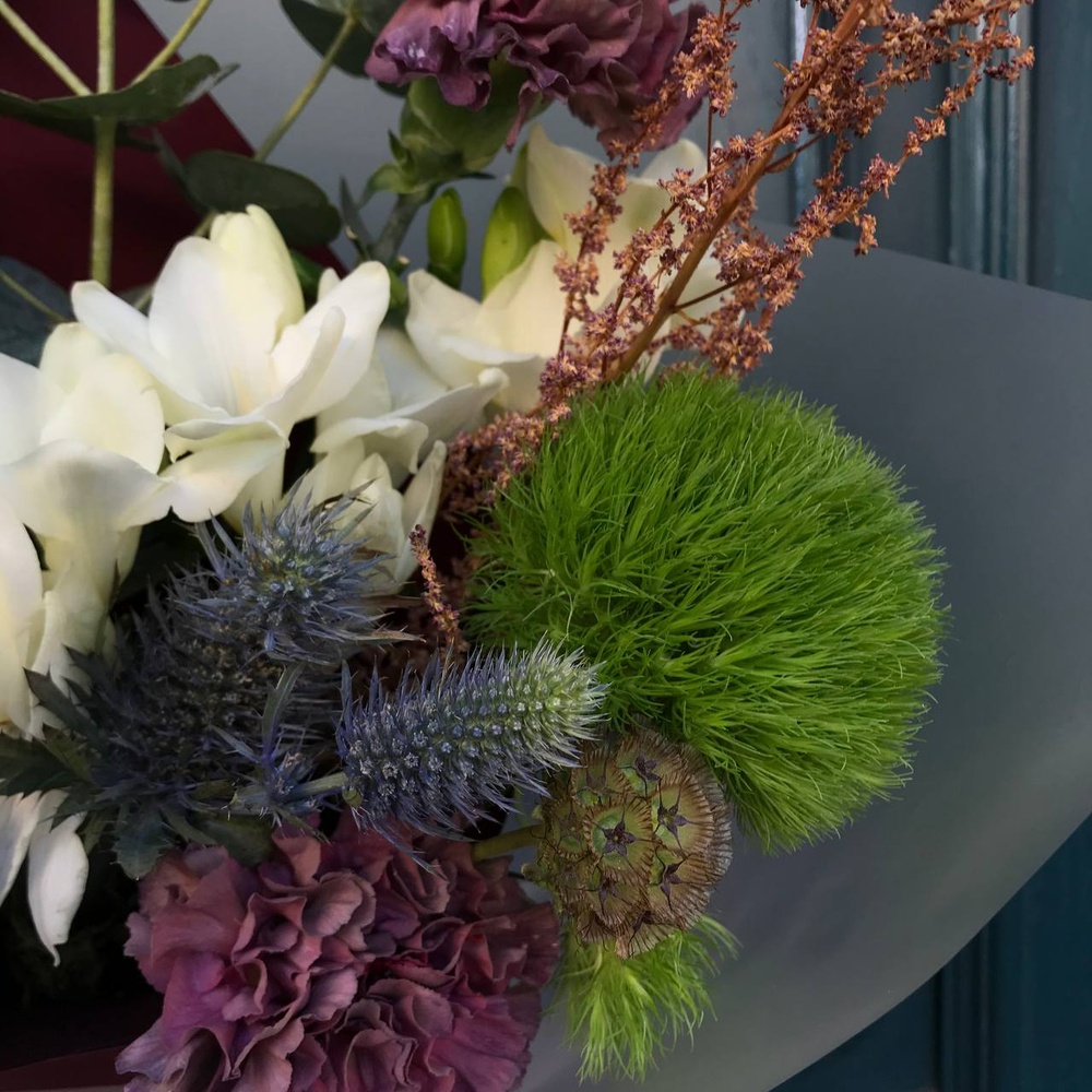Затерянный оазис: стойкий букет с диантусами, фрезией и сухоцветами