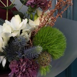 Затерянный оазис: стойкий букет с диантусами, фрезией и сухоцветами с доставкой по СПб - Фотография 3