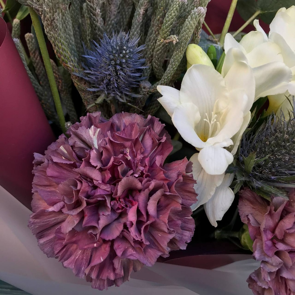 Затерянный оазис: стойкий букет с диантусами, фрезией и сухоцветами