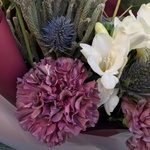 Затерянный оазис: стойкий букет с диантусами, фрезией и сухоцветами с доставкой по СПб - Фотография 4
