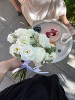 more-volnuetsya-belyy-pion-kruzhevnoy-liziantus-kustovaya-roza - Фотография 3