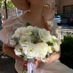 Букет «Море волнуется: белый пион, кружевной лизиантус, кустовая роза» Букет «Море волнуется: белый пион, кружевной лизиантус, кустовая роза»