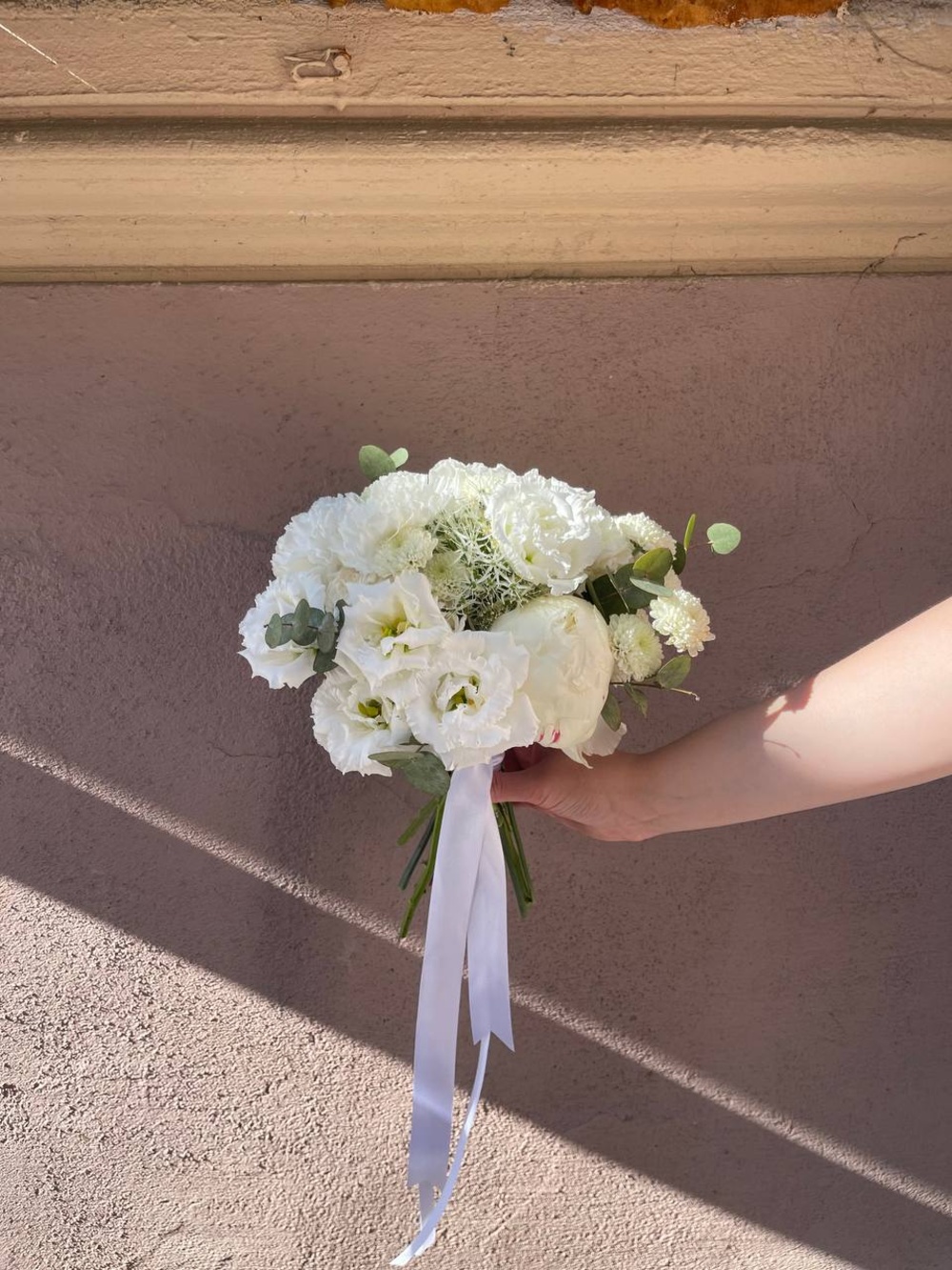 Море волнуется: белый пион, кружевной лизиантус, кустовая роза