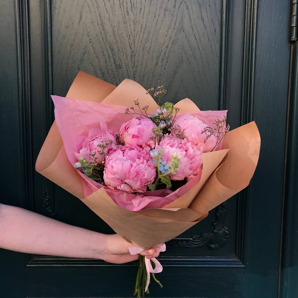 Румяна Барби: букет пионов для красотки