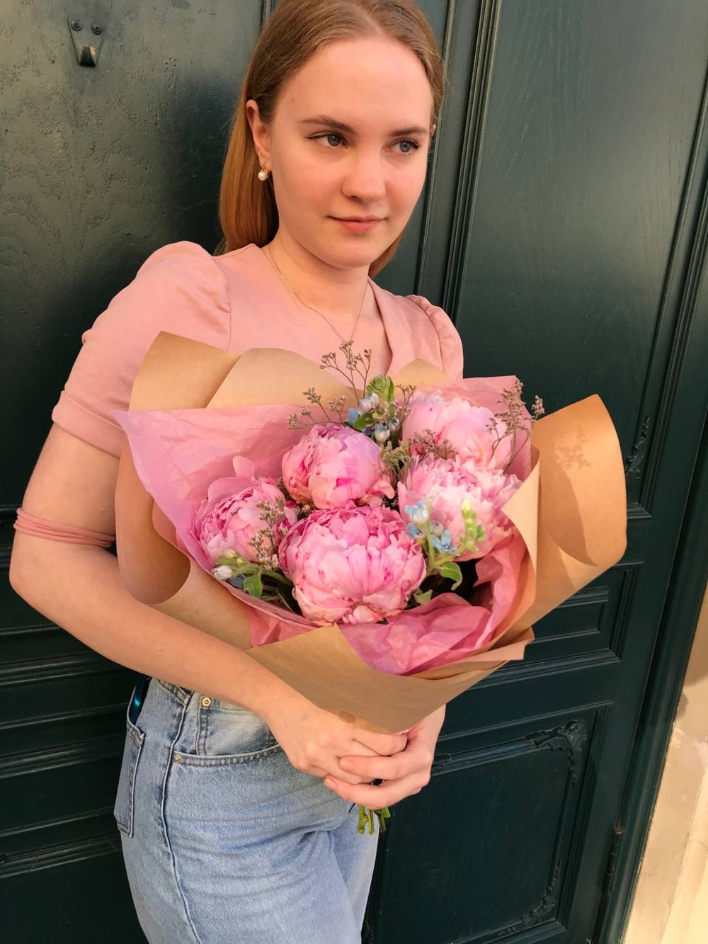 Румяна Барби: букет пионов для красотки
