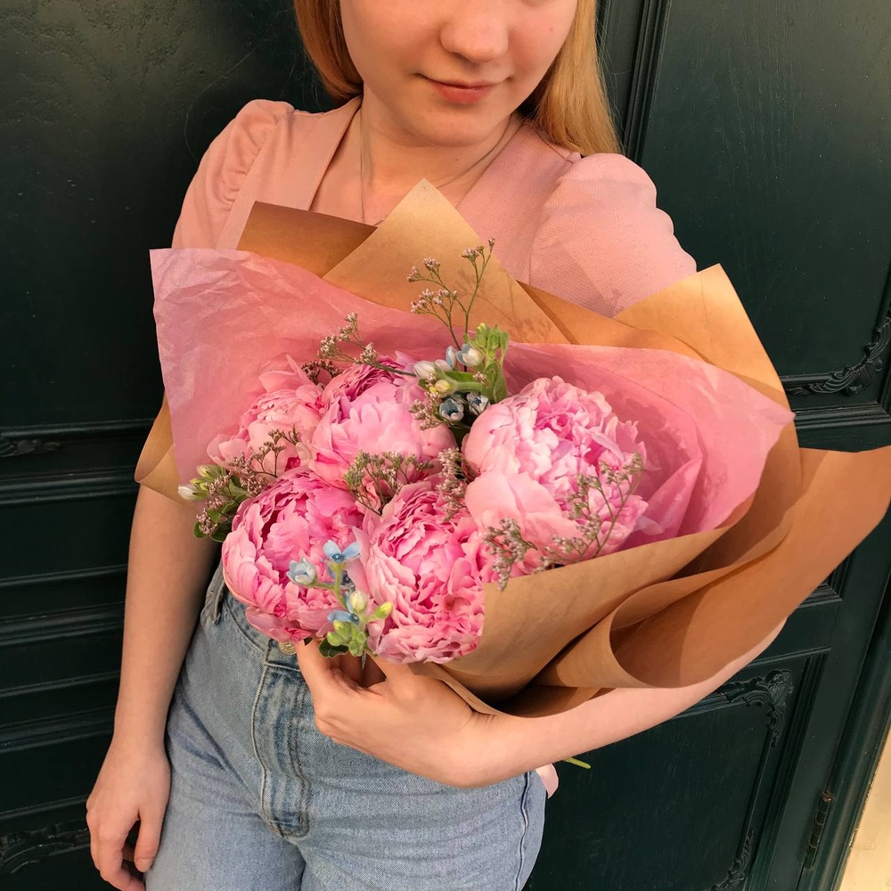 Румяна Барби: букет пионов для красотки