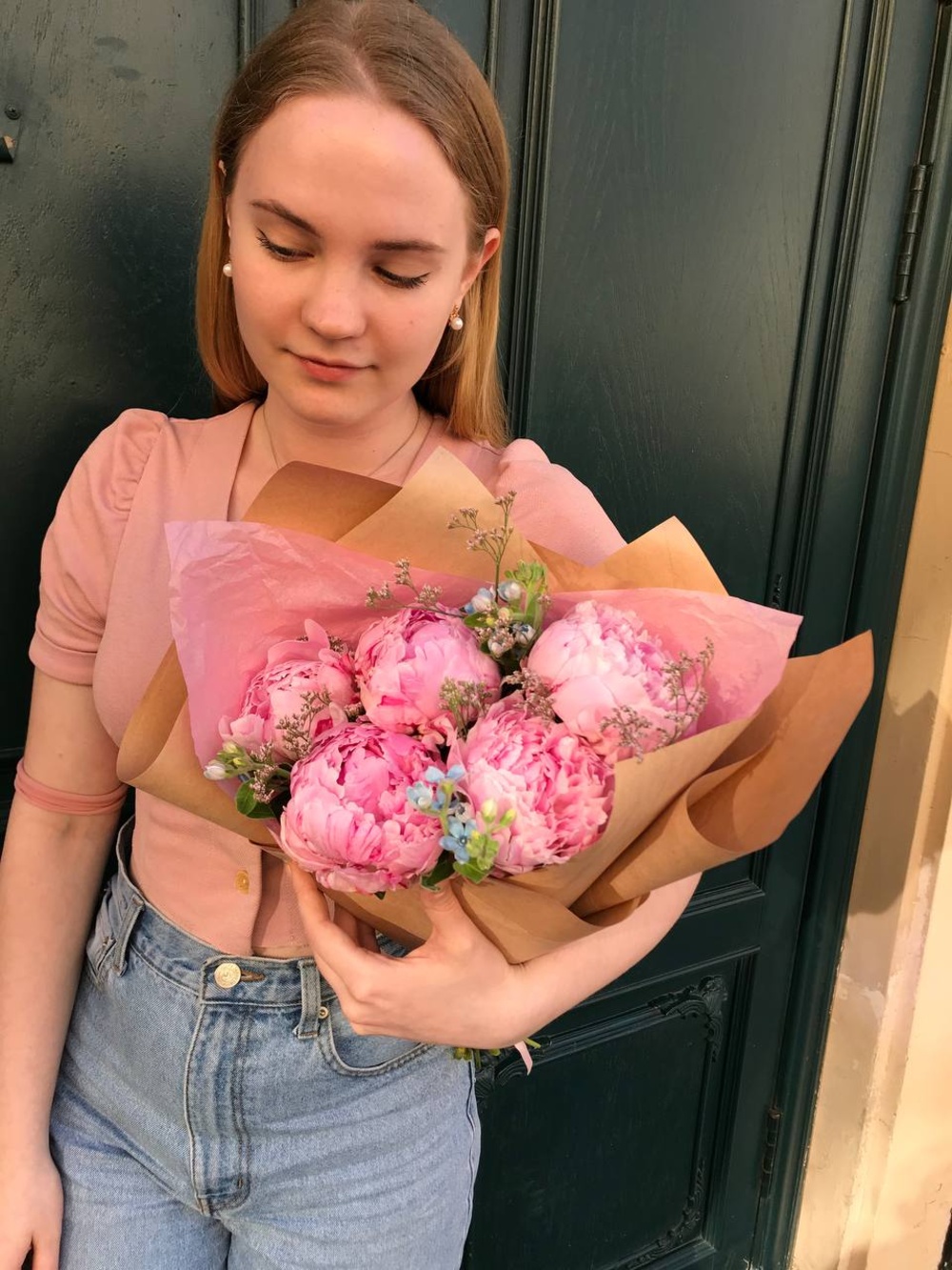 Румяна Барби: букет пионов для красотки