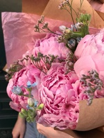 Румяна Барби: букет пионов для красотки с доставкой по СПб - Фотография 3