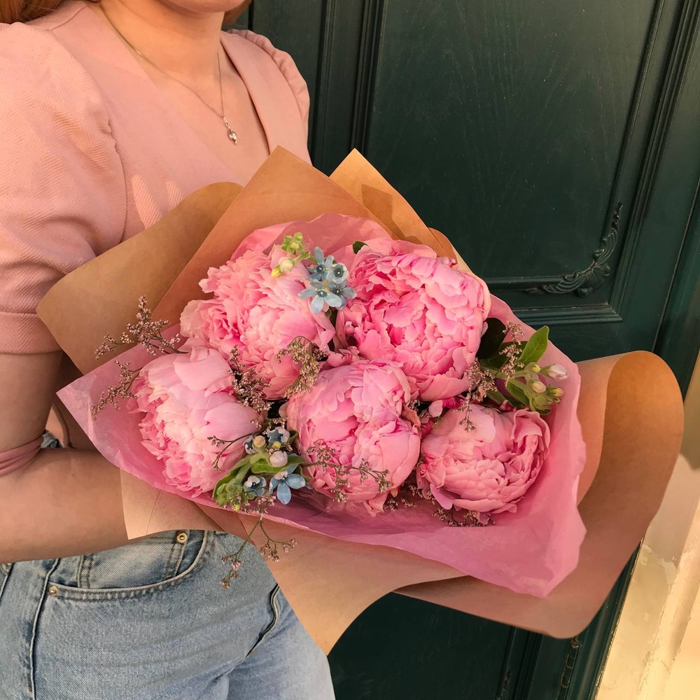 Румяна Барби: букет пионов для красотки