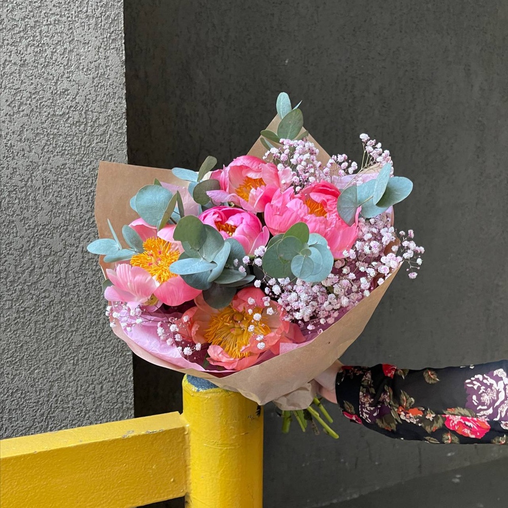 Мон Тоне: коралловые пионы и гипсофила по цене 6843 ₽ - купить в ...