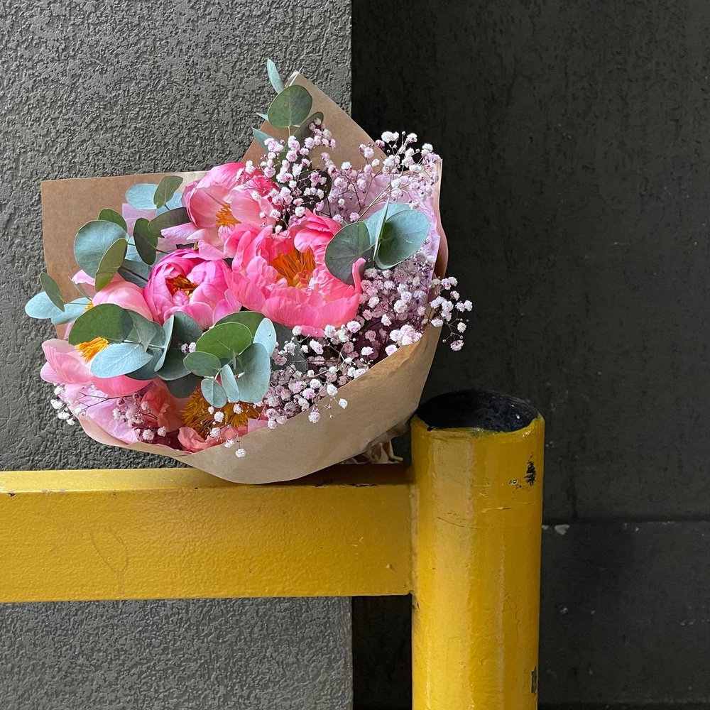 Мон Тоне: коралловые пионы и гипсофила