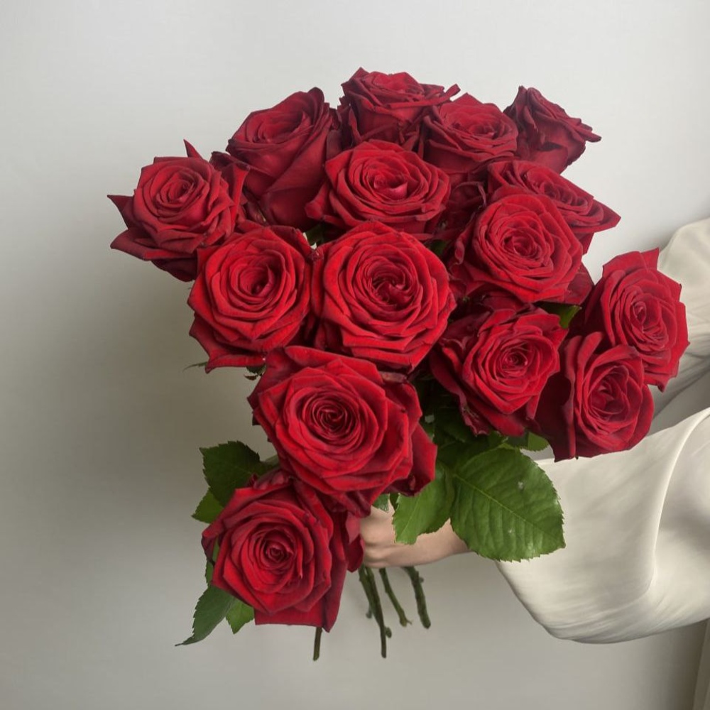 Свежих 15 красных роз