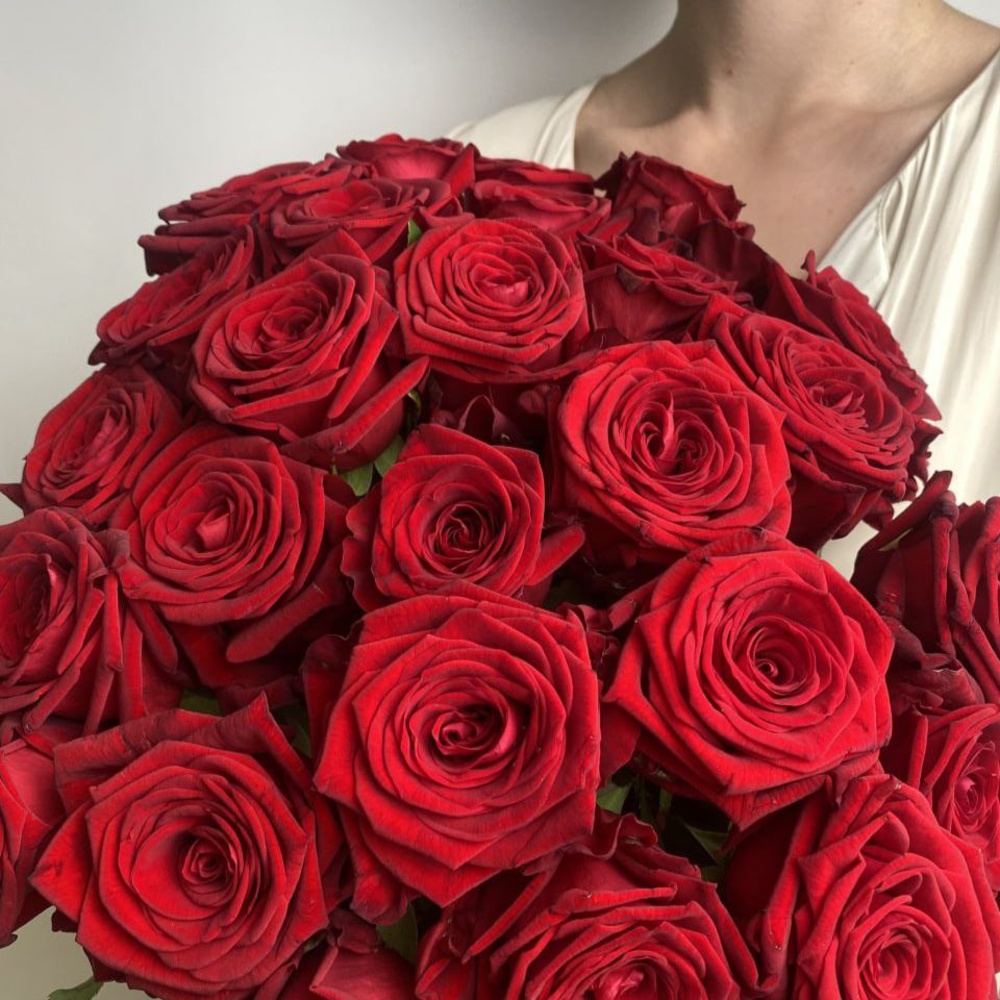 Свежие 31 красная роза