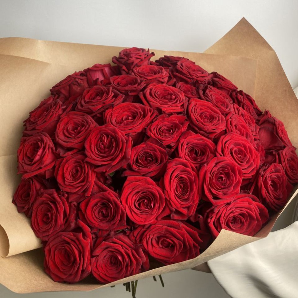 Свежие 51 красная роза в крафте