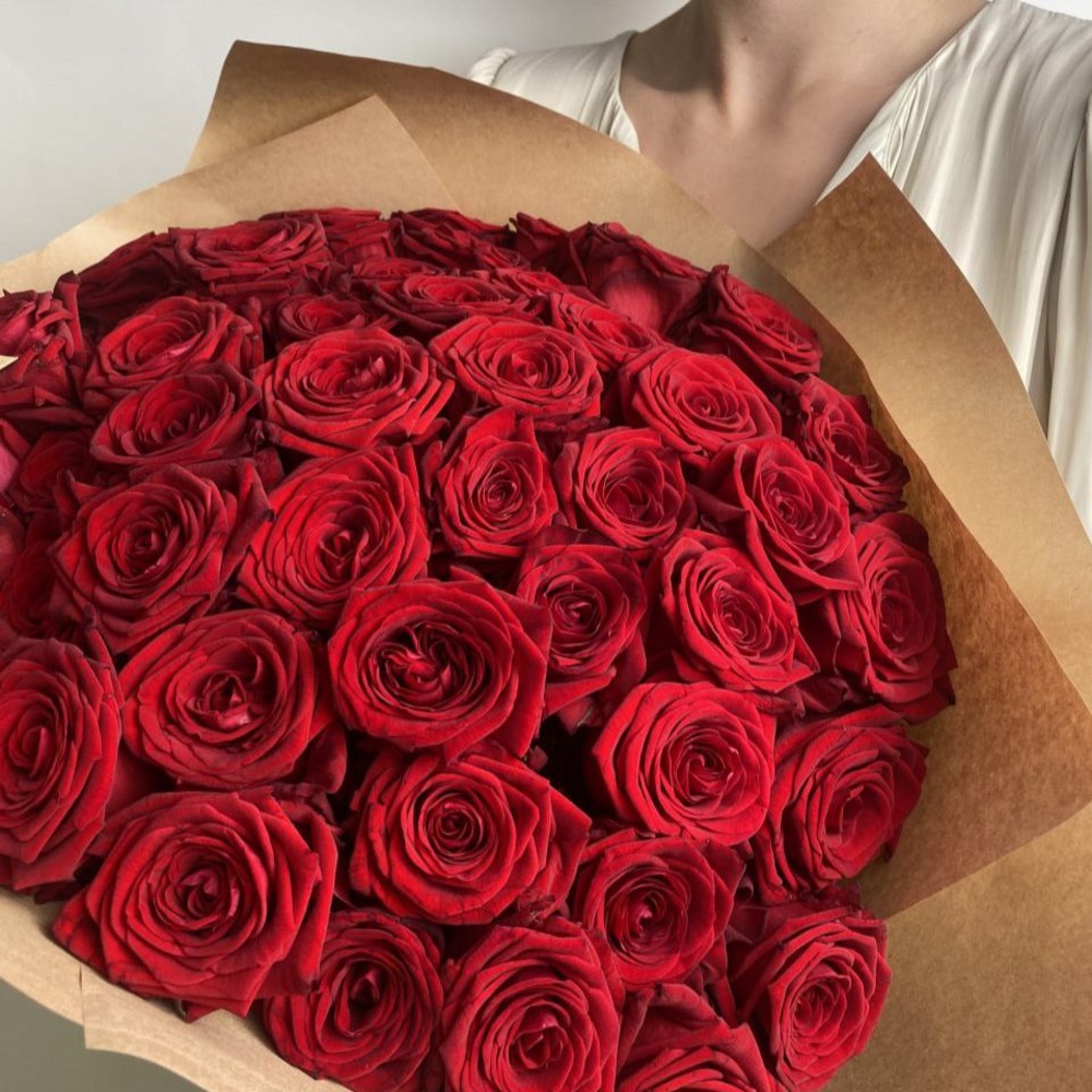 Свежие 51 красная роза в крафте