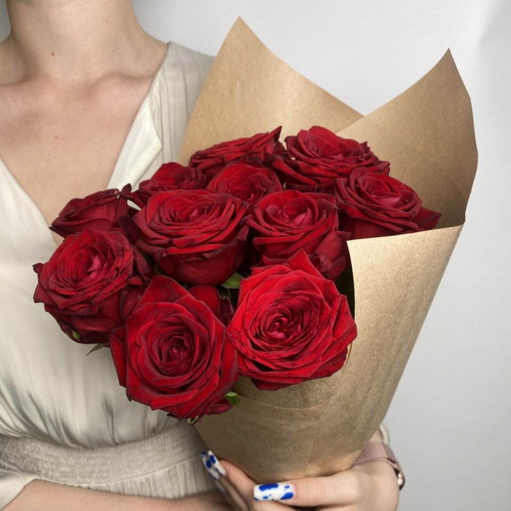 Свежих 11 красных роз в крафте
