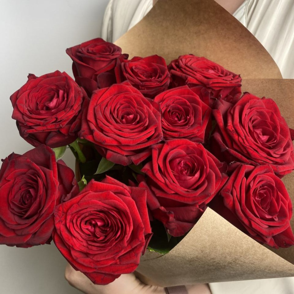 Свежих 11 красных роз в крафте